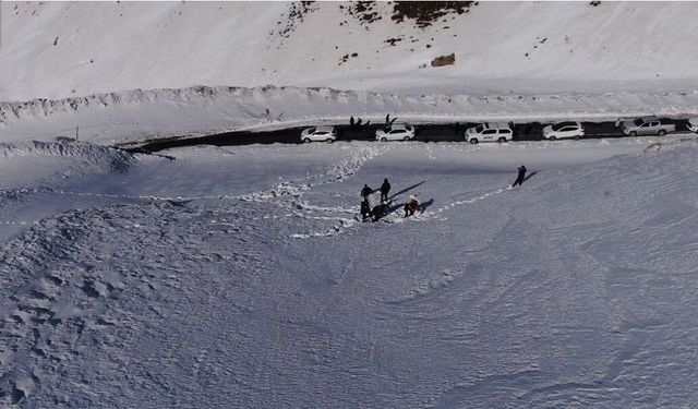 AFAD’dan Bahçesaray yolunda çığ incelemesi