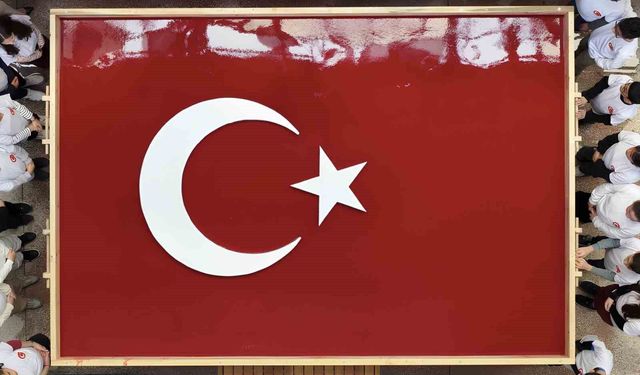 Geleneksel Yöntemlerle Kağıttan Dev Türk Bayrağı Yapıldı