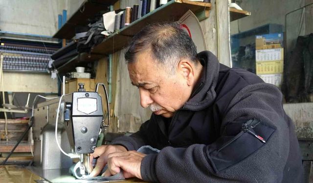 Babasından Öğrendiği Terzilikle 50 Yıldır Şalvar Dikiyor