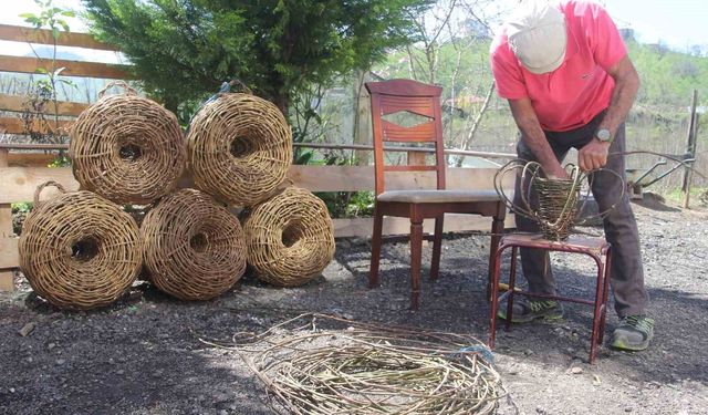 45 Yıllık Usta, Dikenli Sarmaşıktan Balık Sepeti Örüyor