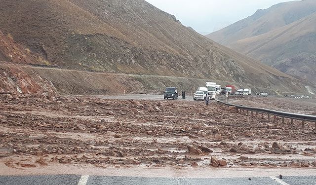 Van–Hakkâri karayolu heyelan nedeniyle ulaşıma kapatıldı