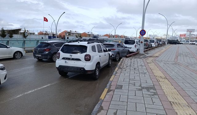 Van’da hastane otopark krizi büyüyor: Araçlar ana yola taştı