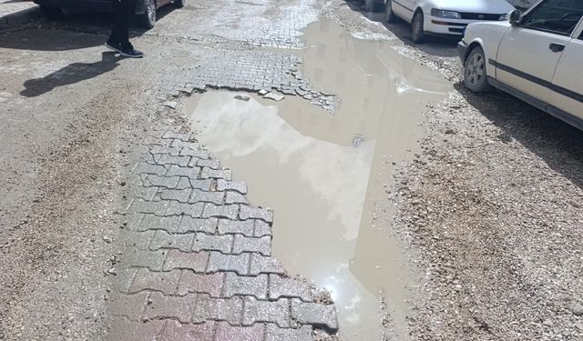 Van’da yollar alarm veriyor: Kent merkezi köstebek yuvasına döndü