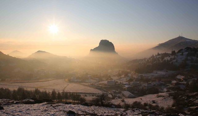 Gün doğumunda sis altında kalan kale kendisine hayran bıraktı