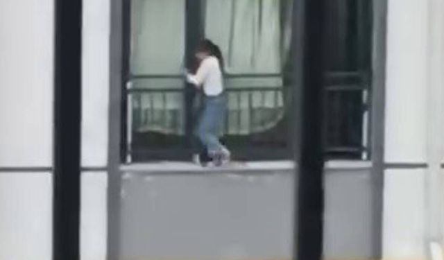 Cam korkuluklarında gezinen çocuk, yürekleri ağza getirdi