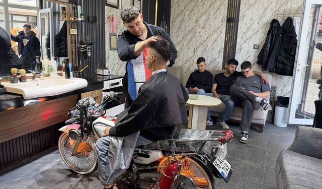 Motosiklet Tutkusunu Berber Koltuğuna Taşıyan Genç Berber Dikkat Çekiyor