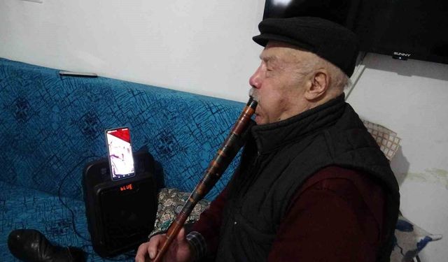 Kavalıyla Hem Dertlerini Hem De Yöresel Ezgileri Paylaşıyor