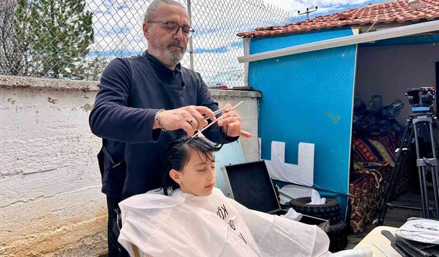 Köy köy gezerek, kız çocuklarının saçını ücretsiz kesiyor