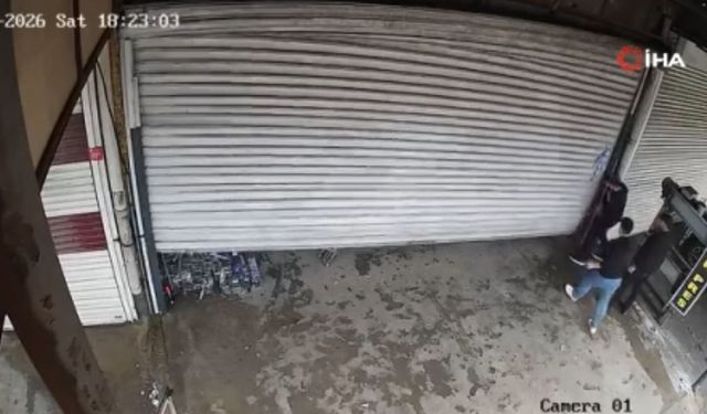 Otomatik Kepenk Kapanmayınca Dükkanın Kapısı Yerle Bir Oldu