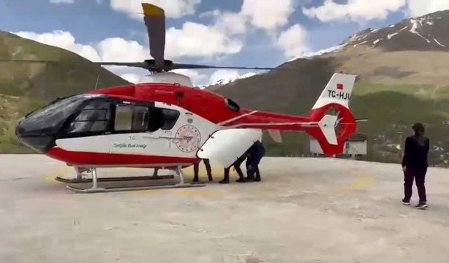 Helikopter ambulans 78 yaşındaki hastayı Van’a ulaştırdı