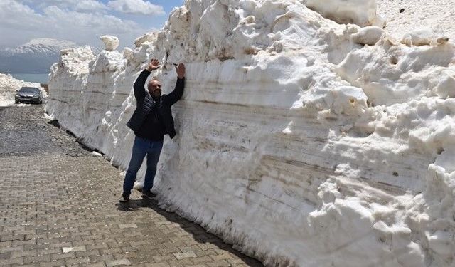 Kar kalınlığının 7 metreye ulaştığı Nemrut yolunda çalışmalar sürüyor