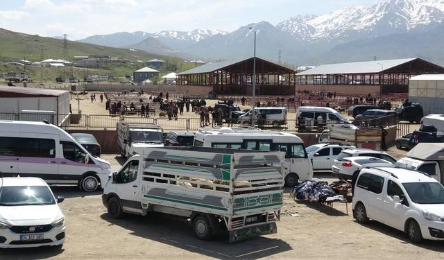 Van’daki silahlı kavga anı kameraya yansıdı