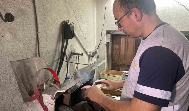 Görme engelli bıçak ustası Kurban Bayramı mesaisi