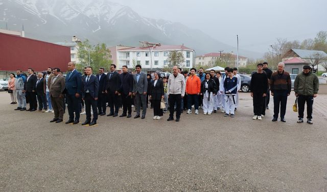 Gevaş'ta Gençlik Haftası Atatürk anıtına çelenk sunumuyla başladı