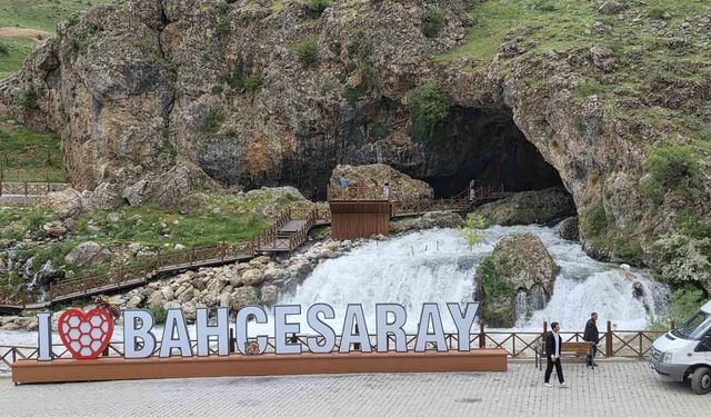 Van Bahçesaray’da Mağaradan Çıkan Kaynak Suyu İlgi Odağı Oldu