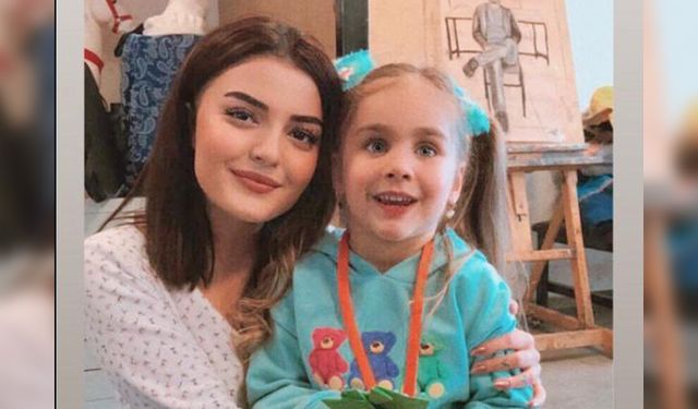 Genç üniversite öğrencisi hem resim çiziyor hem de çocukları sanata yönlendiriyor