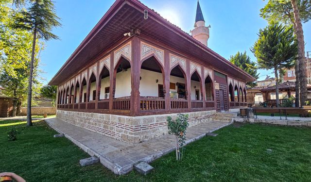 İnşasında çivi kullanılmadı: 942 yıllık cami tarihe tanıklık ediyor