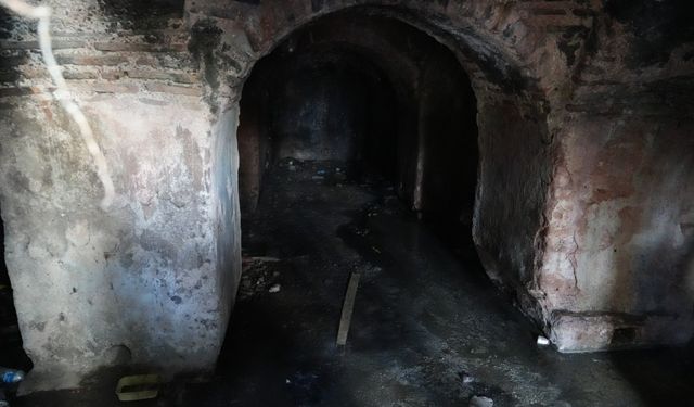 Bin 500 yıllık Bizans dönemi sarnıcı harabeye döndü: Kemerleri garaj kapısı gibi kapatıldı