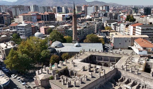 890 yıllık Cami-i Kebir’in ’7 tuğla’ hikâyesi