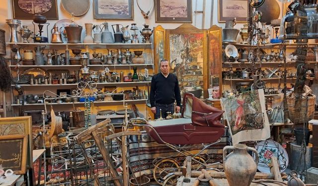 19 yıldır antika biriktirerek dükkânında sergiliyor