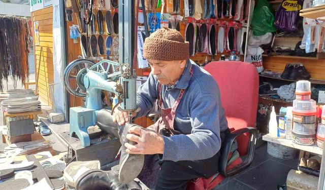 Köşkerden sitem: "Her şey tek kullanımlık oldu. Al, kullan, at"