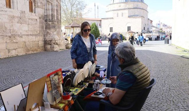 8 asırlık tarihi pirinç tanelerine işliyor