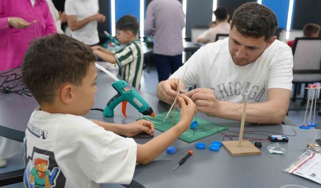 Bilim merkezinde babaları ile birlikte deney yaptılar