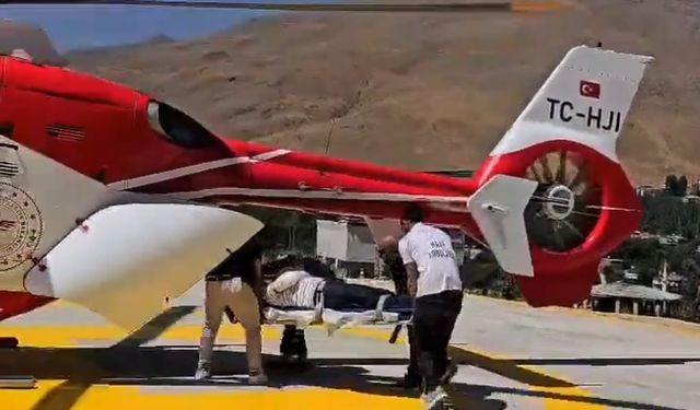 Kolu kırık hasta ambulans helikopter ile Van’a getirildi