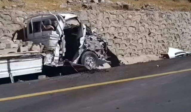 Van'da freni boşalan tır, park halindeki kamyonete çarptı