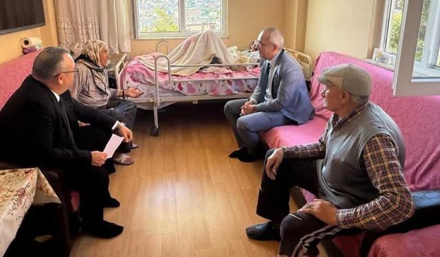 Engelli eşi ve yatalak annesine bebeği gibi bakıyor