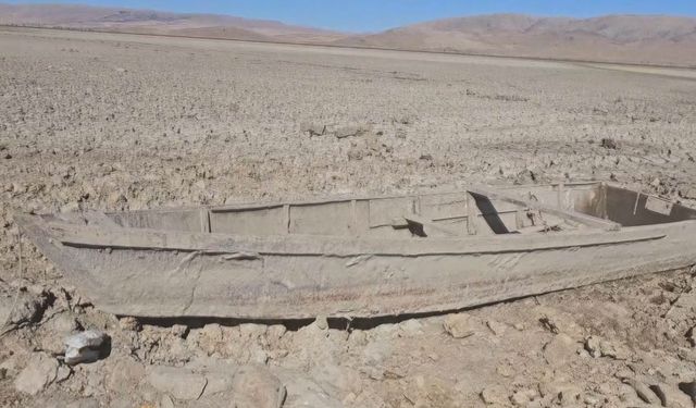 Kuruyan Çavuşçu Gölü çatlamış toprağa dönüştü