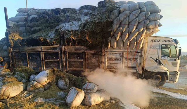 Saman yüklü kamyonda yangın çıktı