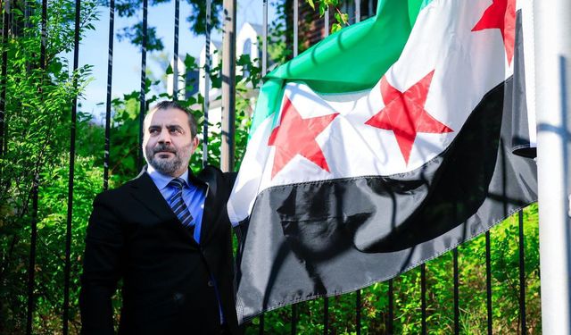 Suriye bayrağı, Washington’daki büyükelçilikte göndere çekildi