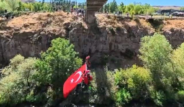 Van'ın Muradiye Şelalesi’nde bayraklı kutlama