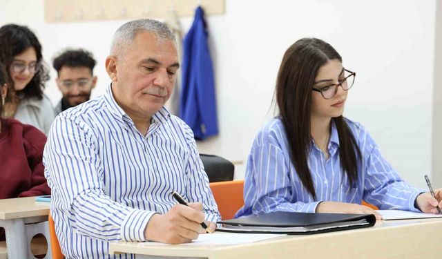 58 yaşındaki dede, 18 yaşındaki torunuyla aynı üniversitede okuyor