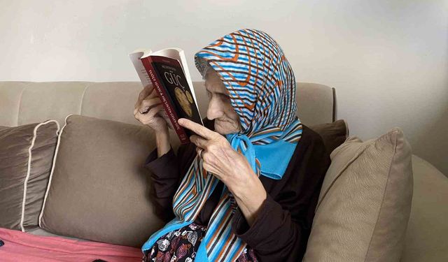 70 yaşındaki Sema teyze kitap okumaktan ve örgü örmekten vazgeçmiyor