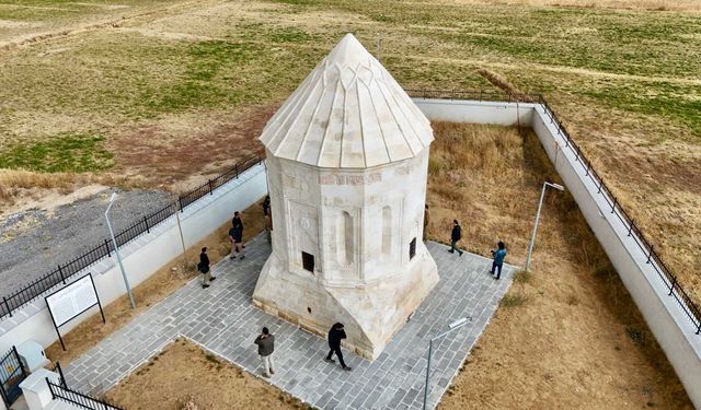 Erciş’teki Kara Yusuf (Zortul) Kümbeti Eski İhtişamına Kavuştu