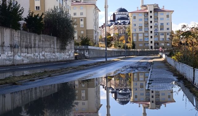 Van Edremit Yeni TOKİ yolunda her yağış sonrası aynı manzara
