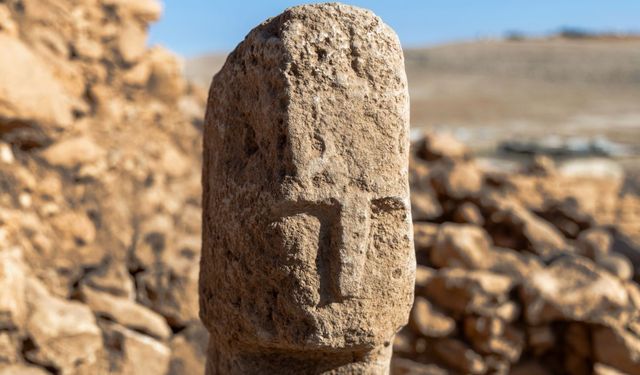 Karahantepe’de Tarihi Keşif: İnsan Yüzlü T Biçimli Dikilitaş Bulundu