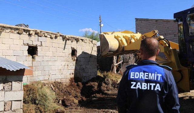 Van Edremit’te  ahır yıkımları devam ediyor