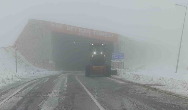 Van-Bahçesaray Yolunda Kış Mesaisi Başladı