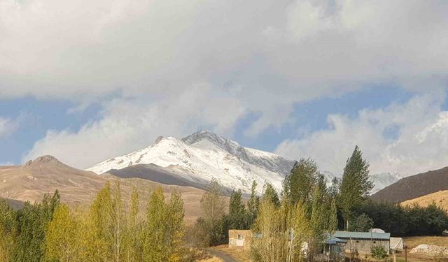 Başkale'nin yüksek kesimleri beyaza büründü