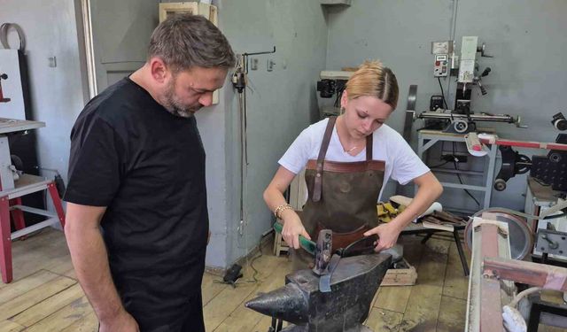 Çırak bulamayan usta sanatını kızına öğretiyor