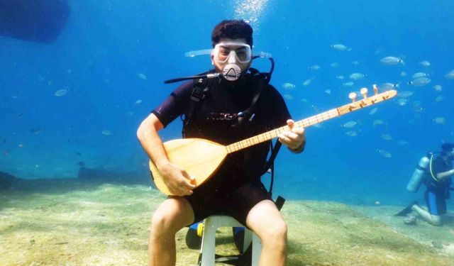 Deniz dibinde saz çalıp türkü söyledi