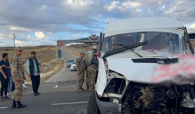 Van'da öğrenci servisi tırla çarpıştı: 15 yaralı