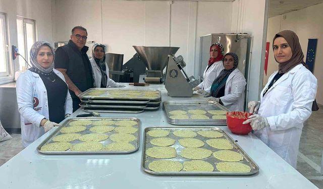 Hem kültürlerini yaşatıyor hem de aile ekonomilerine katkı sağlıyorlar