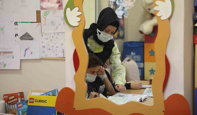 Kanseri Yenen Hatice Öğretmen, Şimdi Tedavi Gören Çocuklara Umut Oluyor