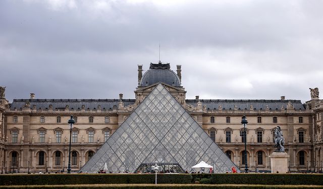 Louvre Müzesi'ndeki değerli mücevherlerin Fransa Merkez Bankası'na taşındığı iddiası