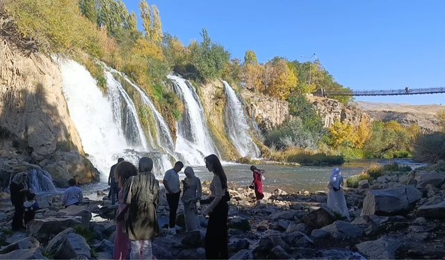 Muradiye Şelalesi’ne turist akını