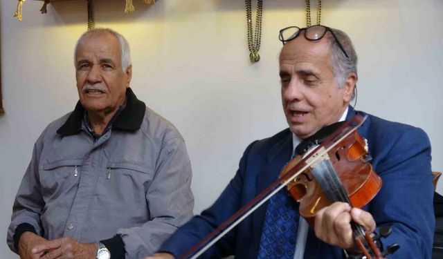 Müşterilerini türkülerle karşılıyor